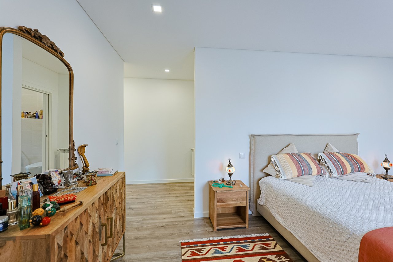 Modern 2-Bed, 2-Bath Apartment in Central Marinha Grande – Near Nazaré