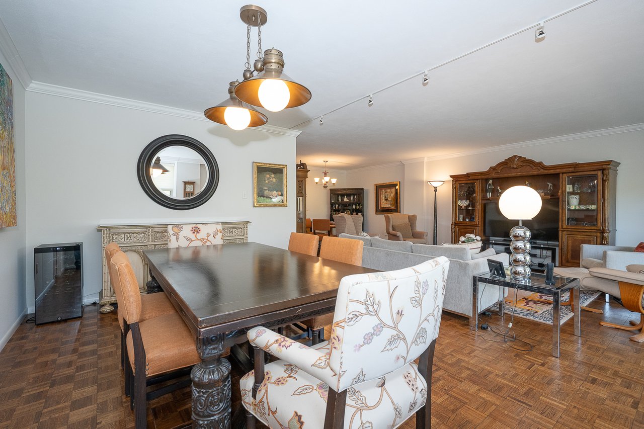 Easy Living on the Main Line!