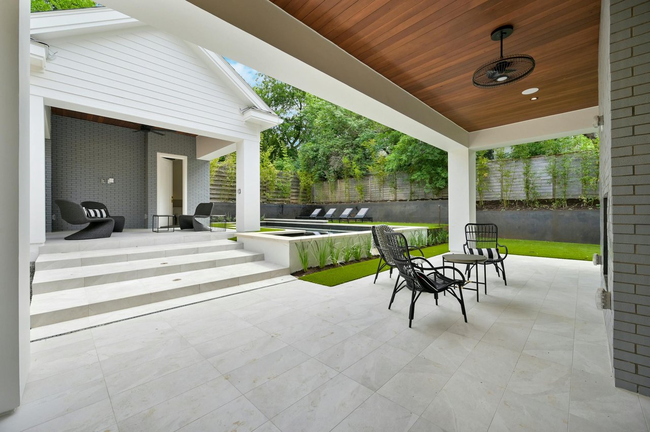 2400 Bridle Path