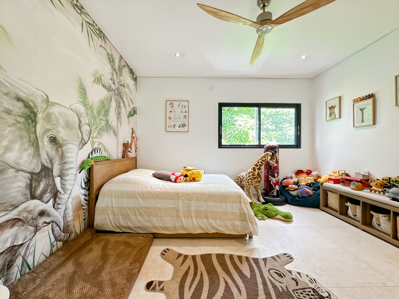 Rare Opportunity: Spacious Apartment with Terrace and Private Pool - ColeBay