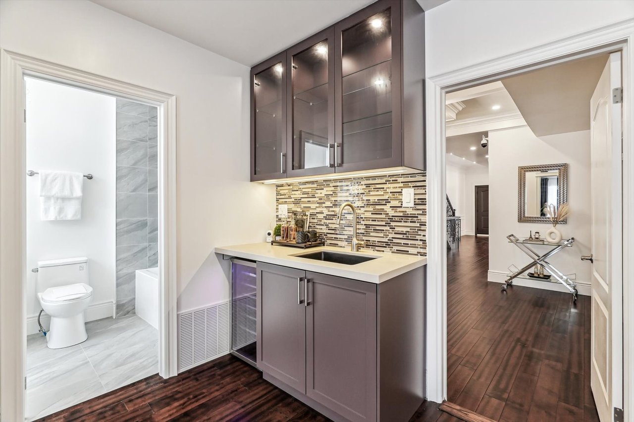 290 Bathurst St