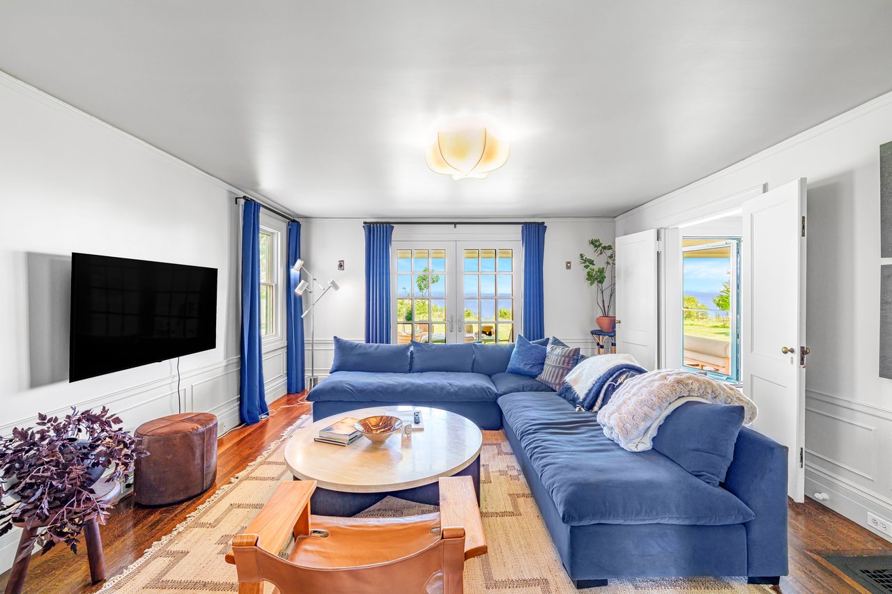 AN ELEGANT WATERFRONT ESCAPE