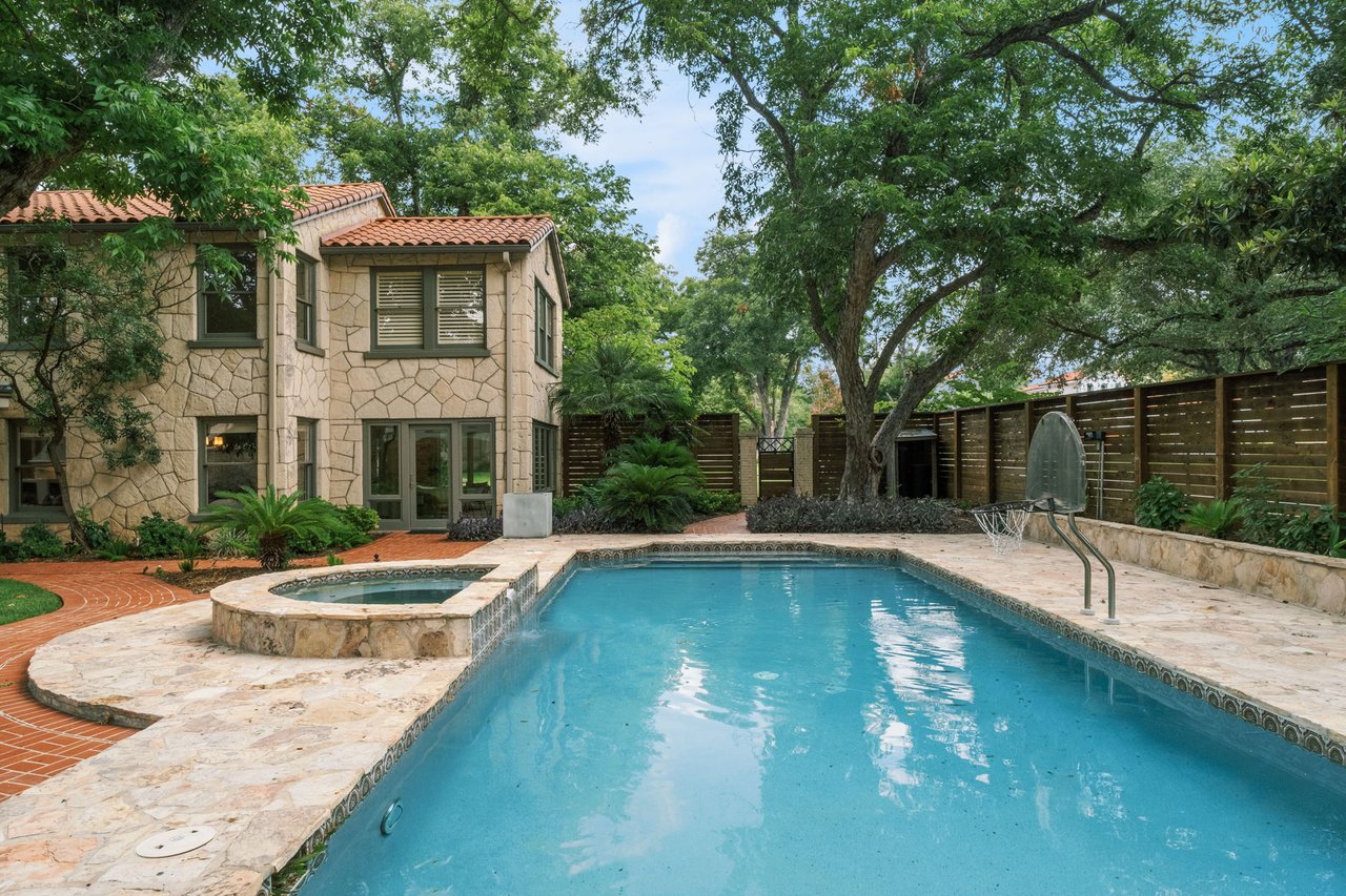 Luxury Property in Olmos Park