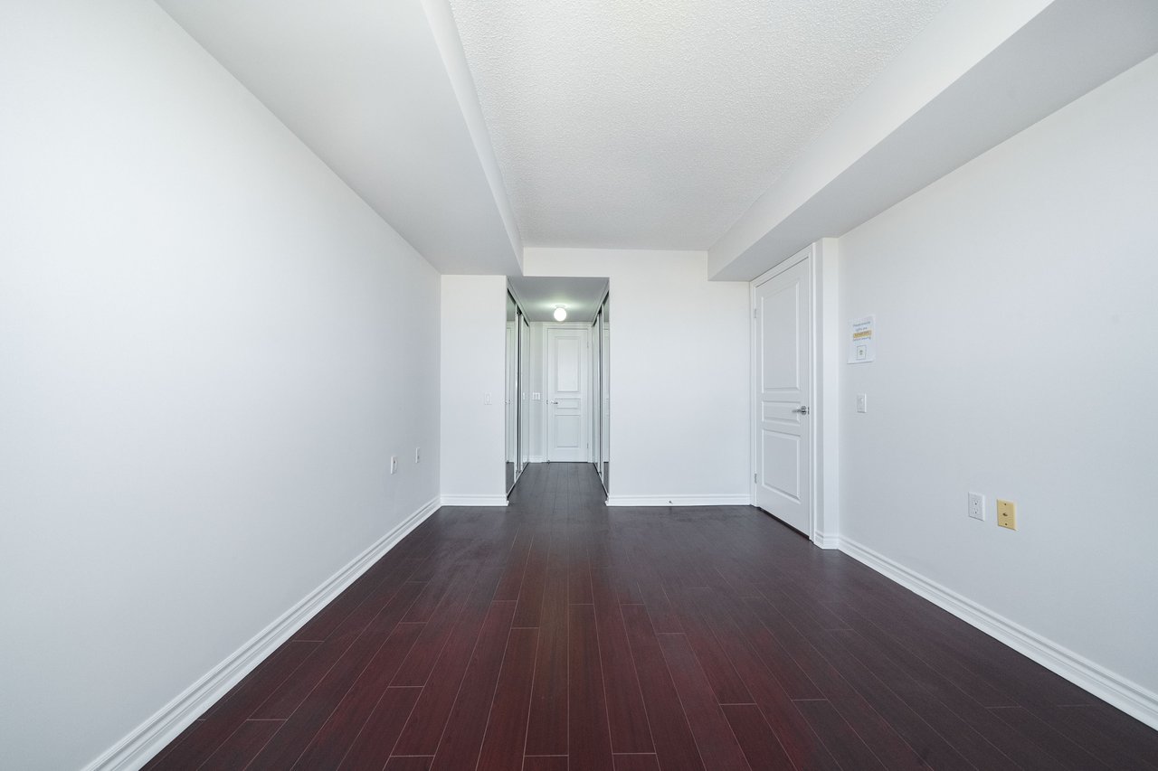 9015 Leslie Street, 807