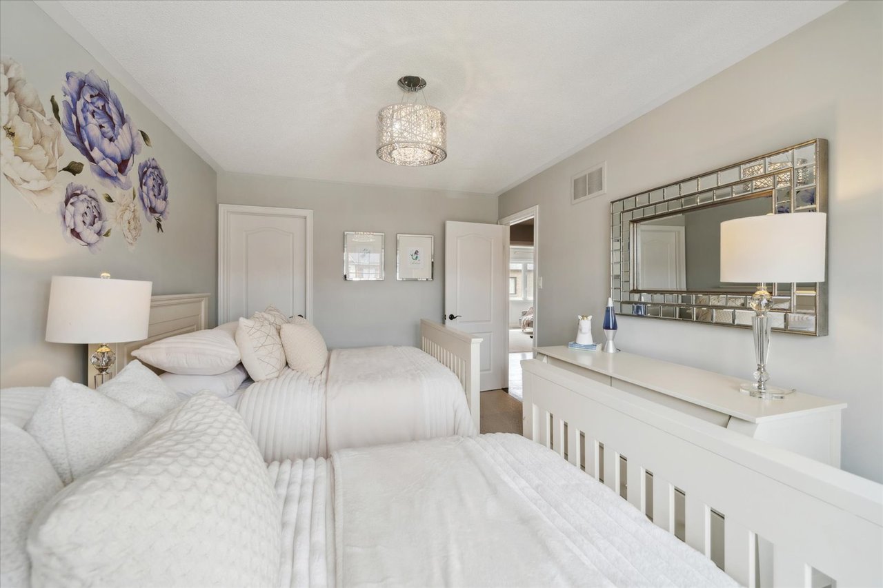 32 Maplebank Cres