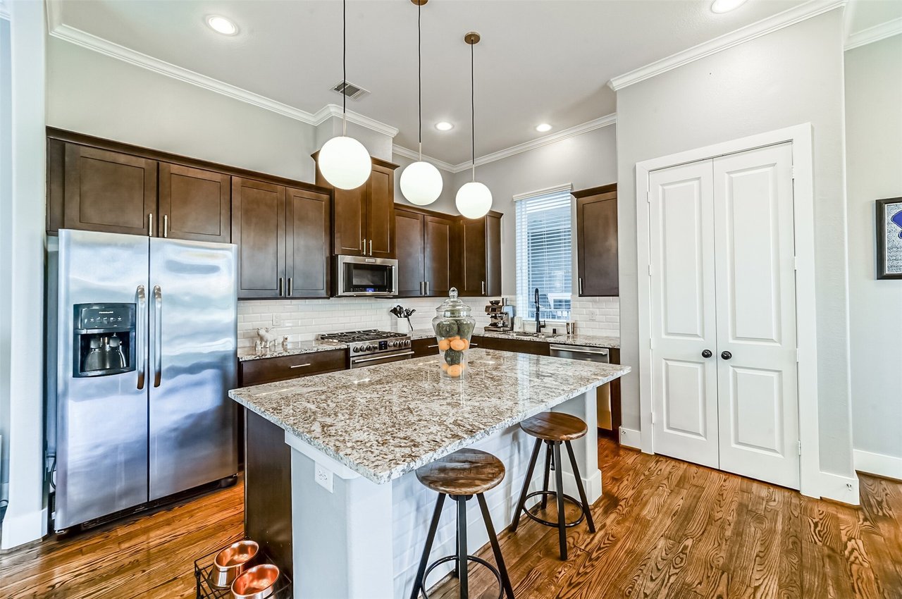258 W 28th St