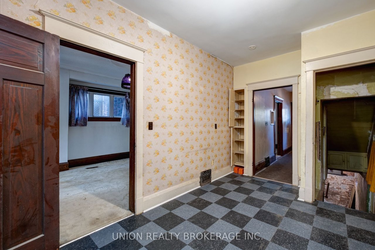 208 Gainsborough Rd