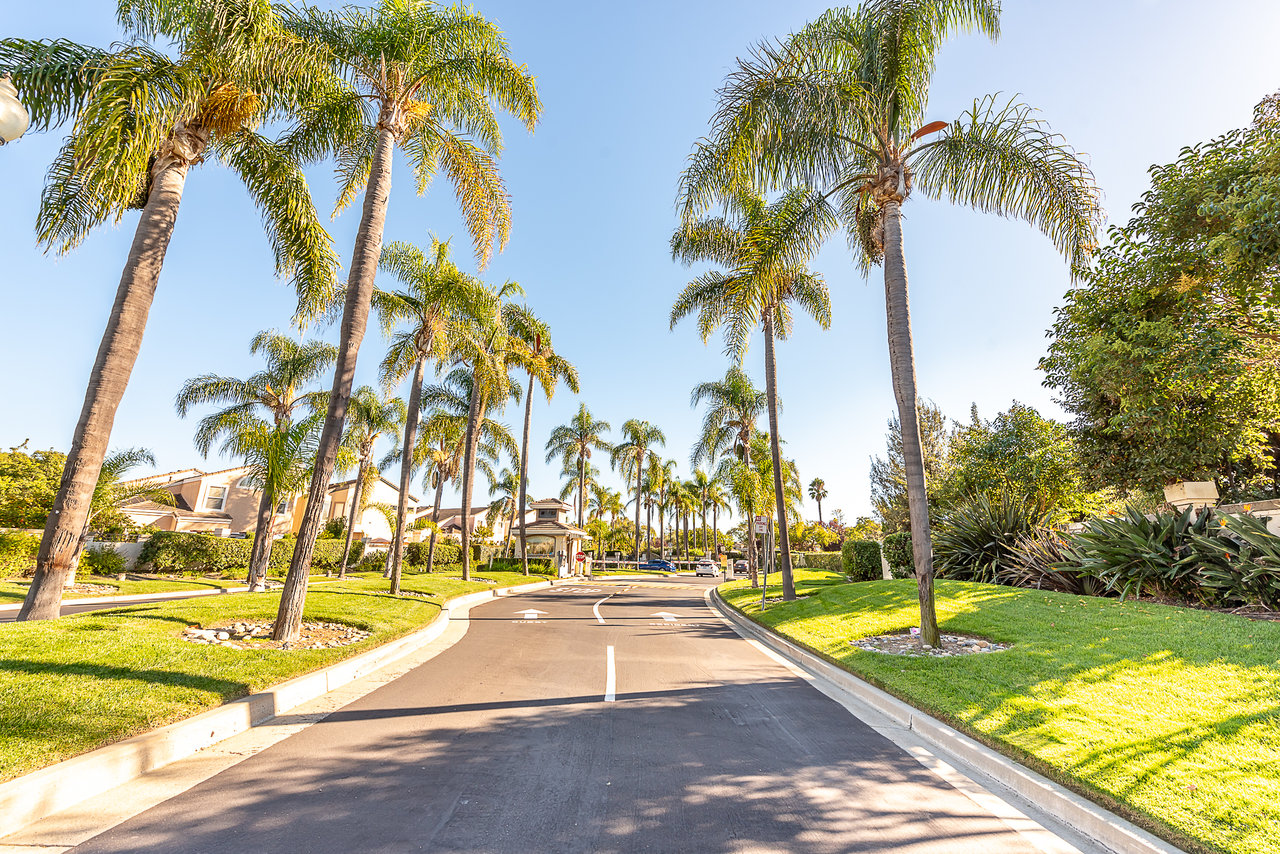 Sought after gated community! 4/5 Bed, 1bed/bath down. 