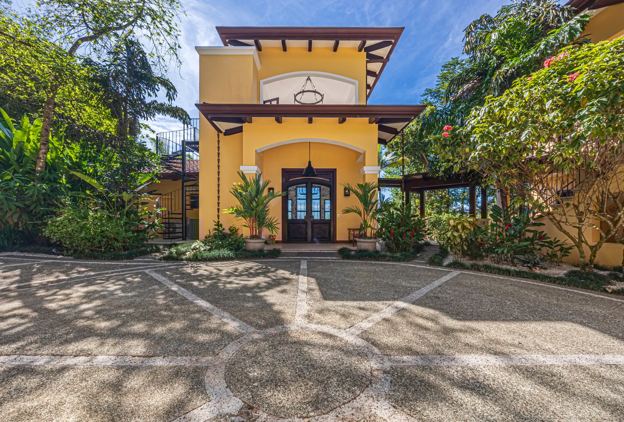 Nido Escondido, Playa Dominical