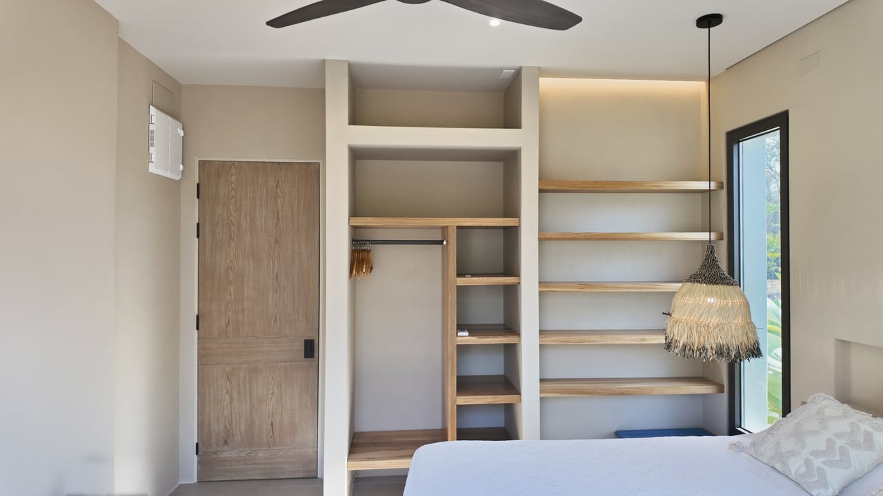 SANTA FE MODERN HOME IN CATALINA COVE | 5,410 M² LOT NEAR BEACHES