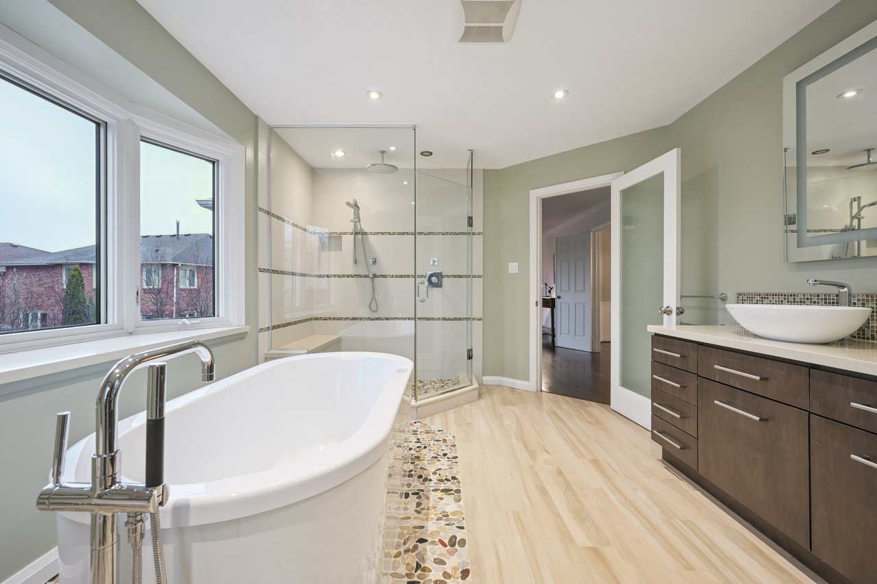 Prestigious Glen Abbey living with a backyard made for summer