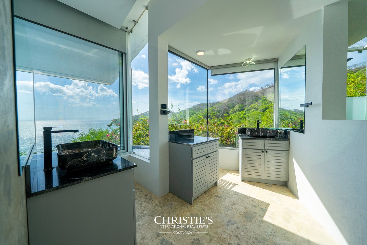 Casa Holmes: Award-Winning Glass House with Ocean Views