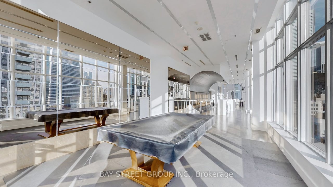 STUNNING SUNNY PENTHOUSE