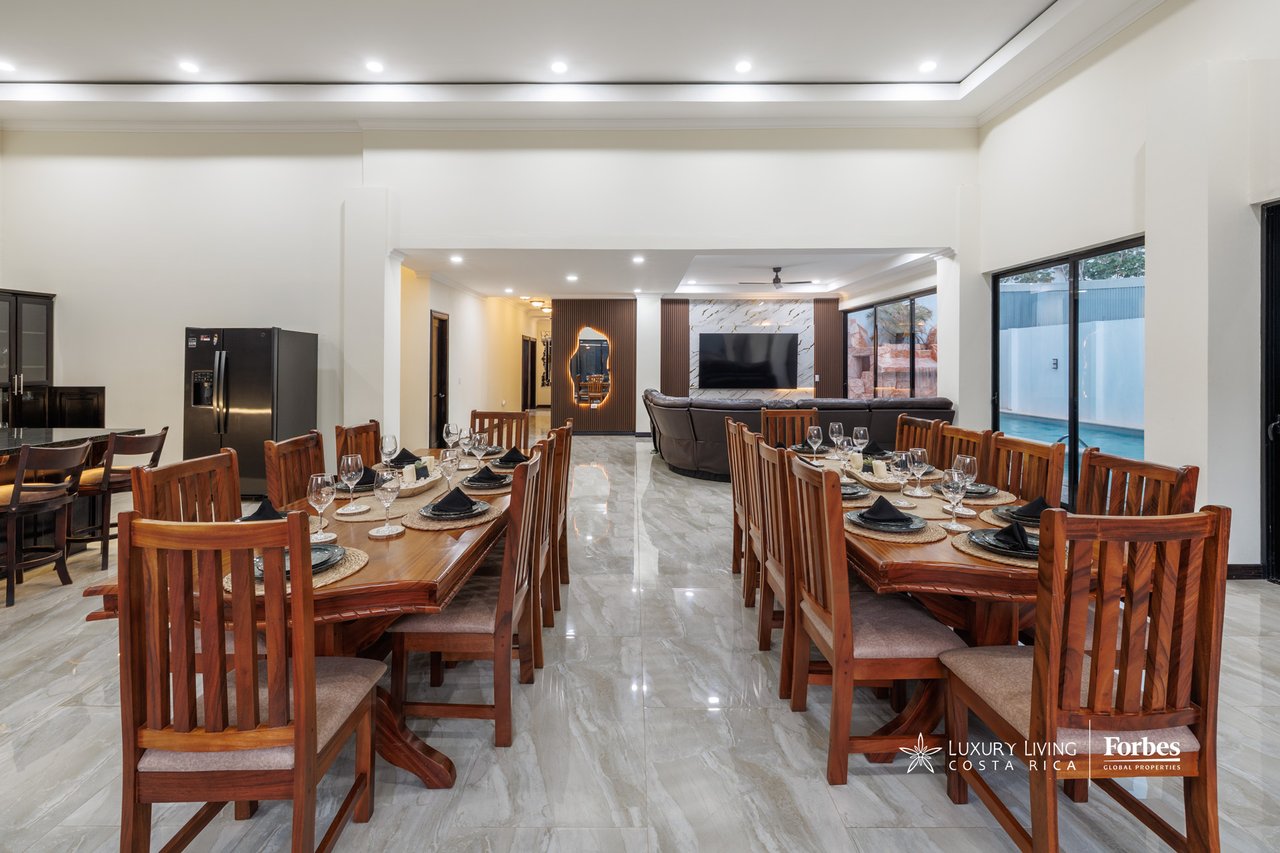 21472 - Fully Furnished Turnkey Luxury Beach Residence, 9 suites, 50 mts from Jaco Beach