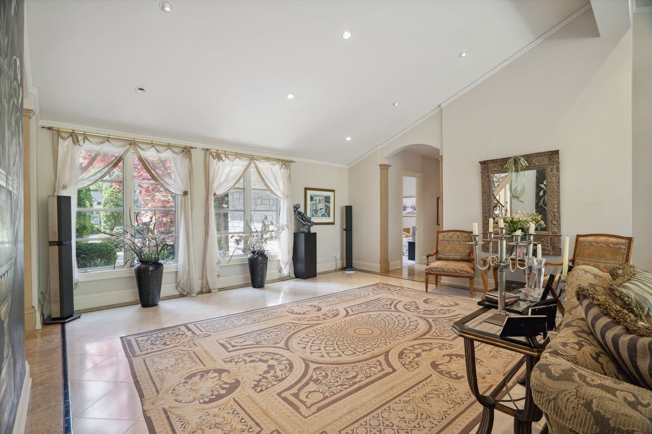 Prestigious Riverview Drive