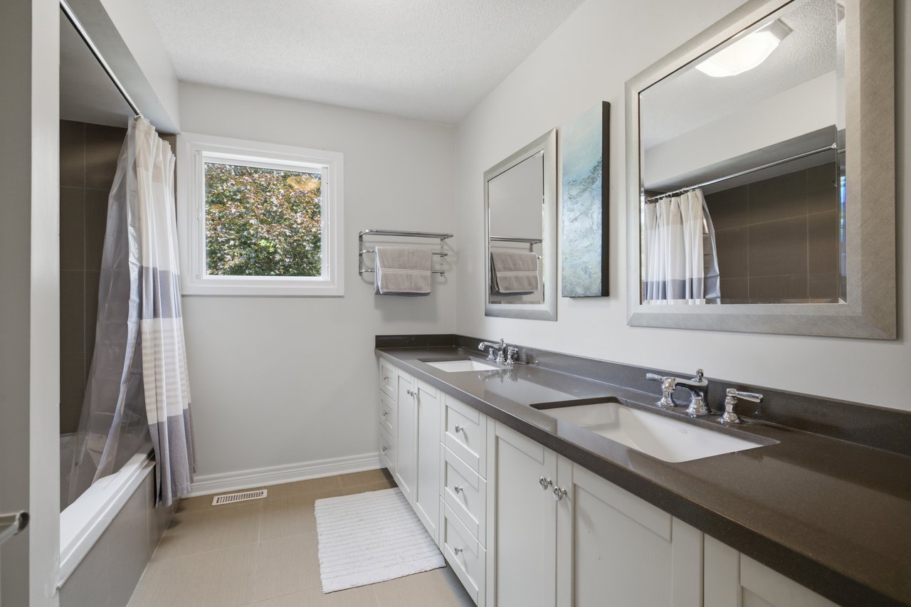 Rare Court Location on Oakville Golf Course