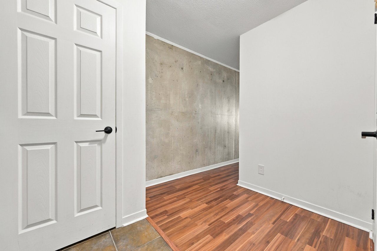 Immaculate 2 Bedroom Corner Unit