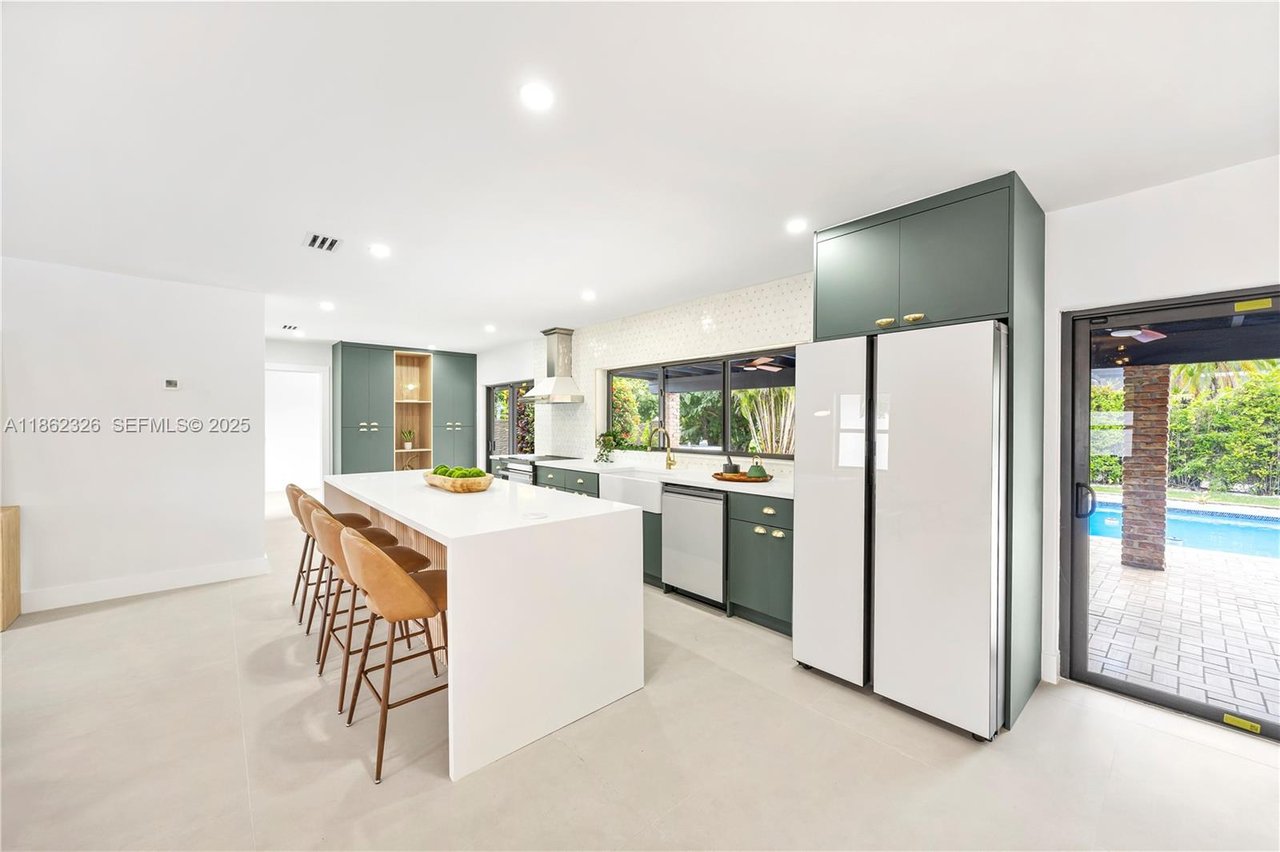 miami-pool-home-sold-kitchen