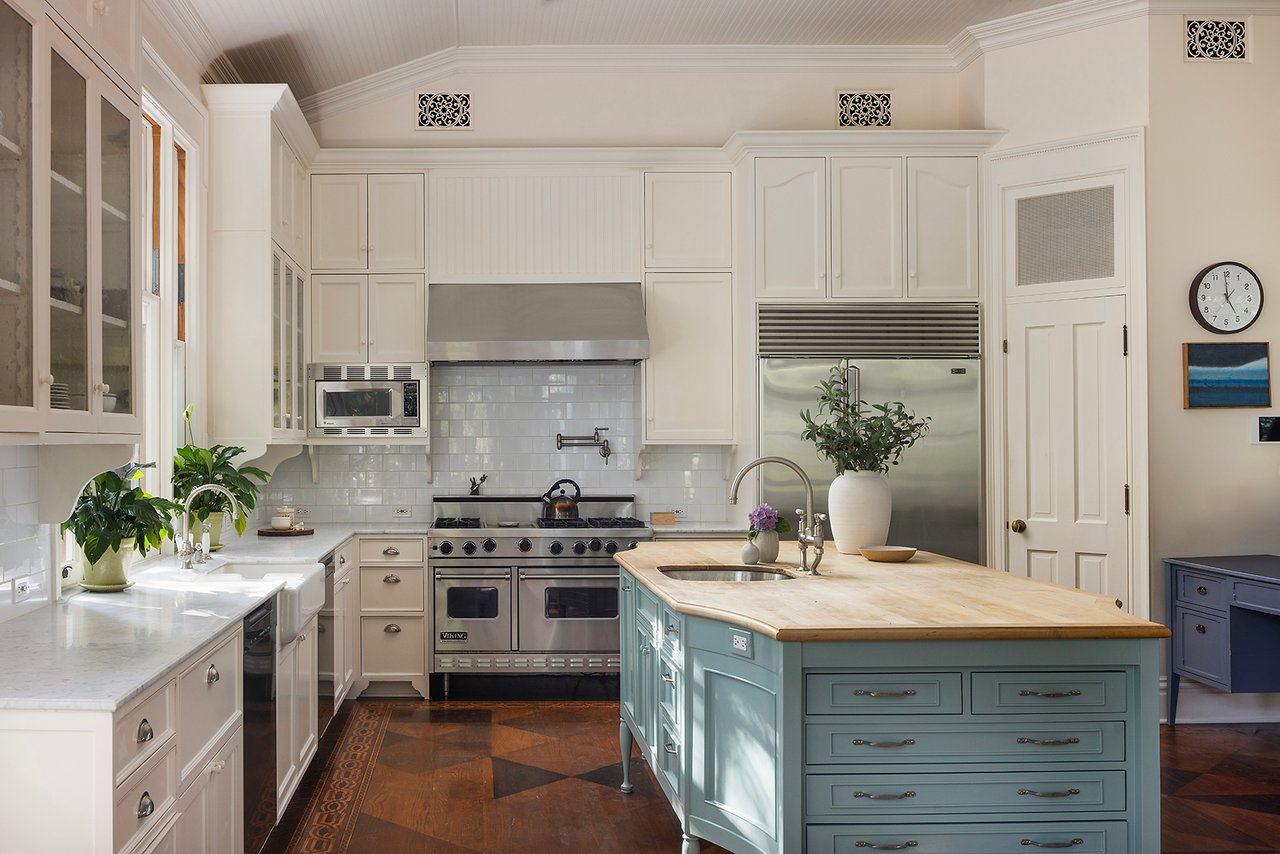 2041 Mandeville Canyon Road