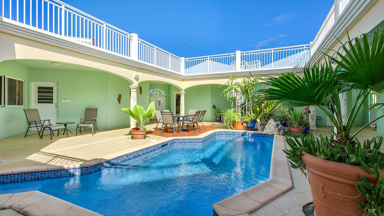 Octagon Villa West End