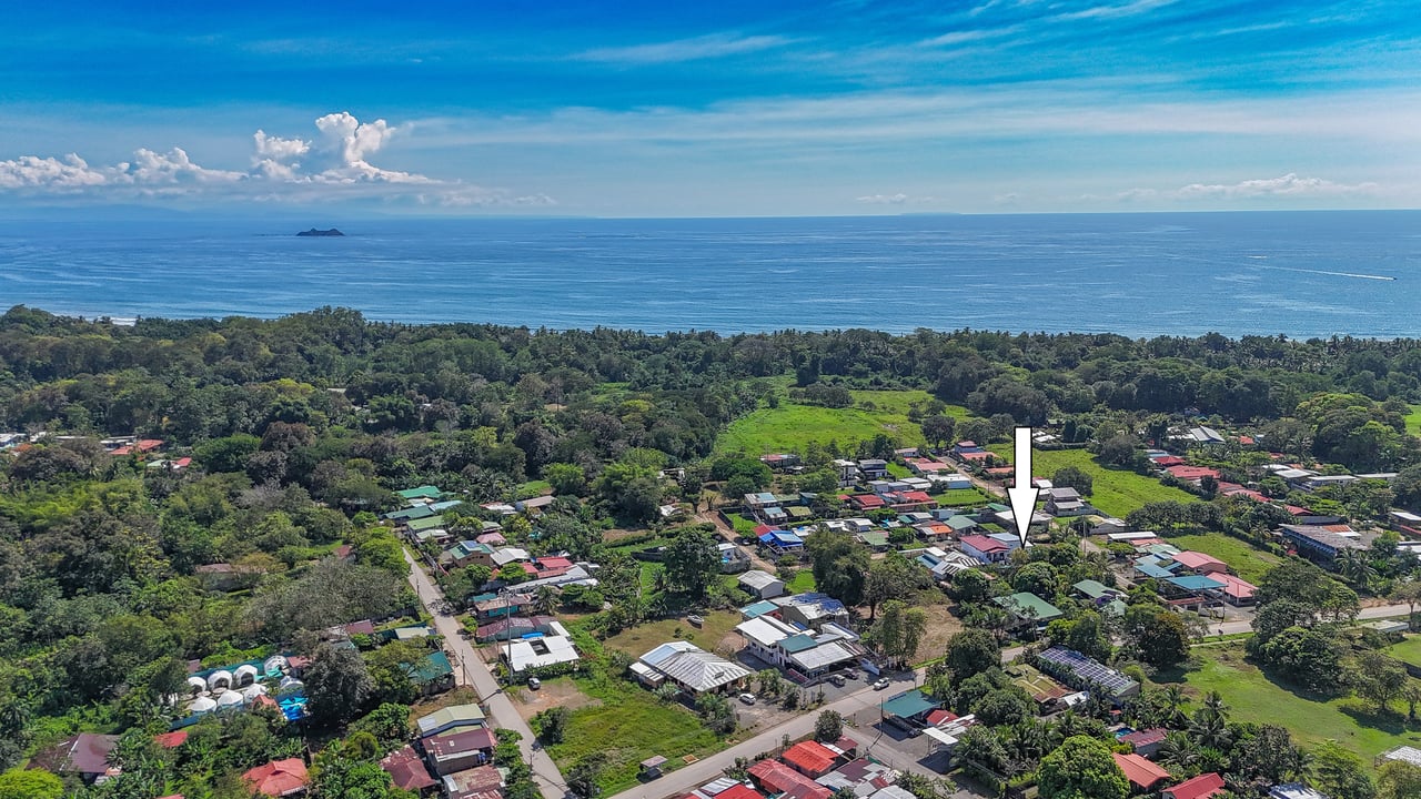 A House With An Upper Live-In Suite & Two Fully Serviced Downstairs Rental Apartments Less Than 1 km From The Entrance to Marino Ballena National Park