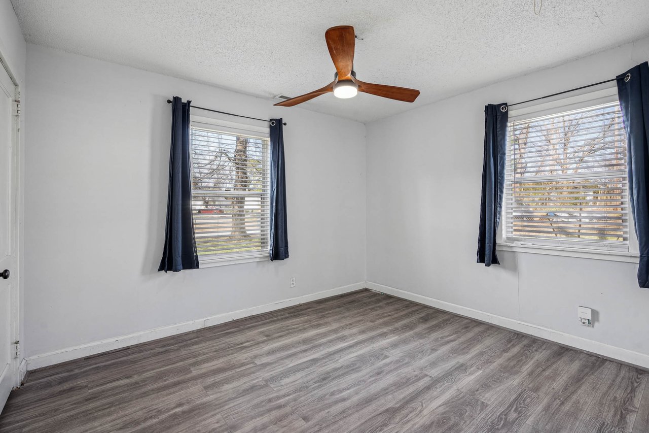 LARGE corner lot in Huntsville! New floors, new paint, renovated bathroom! Great Price!