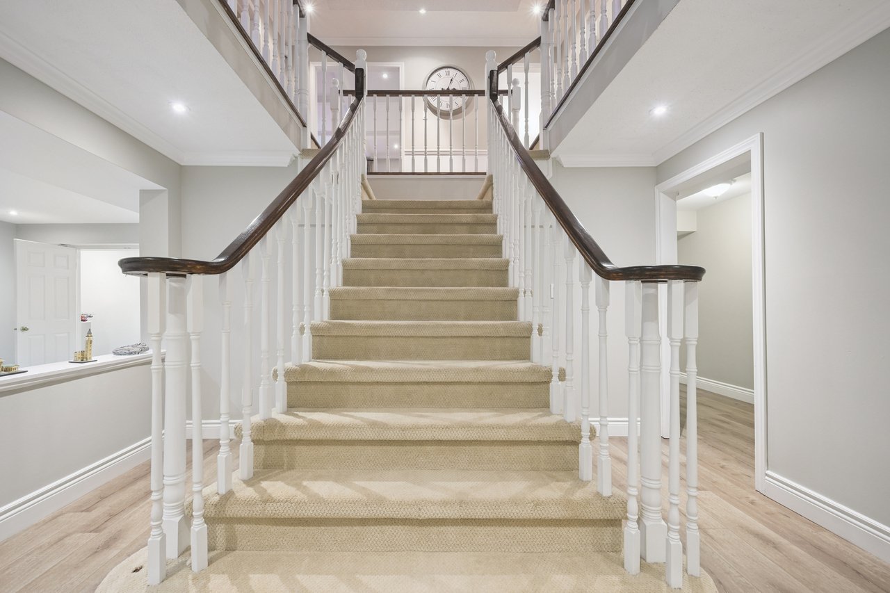 Prestigious Glen Abbey living with a backyard made for summer