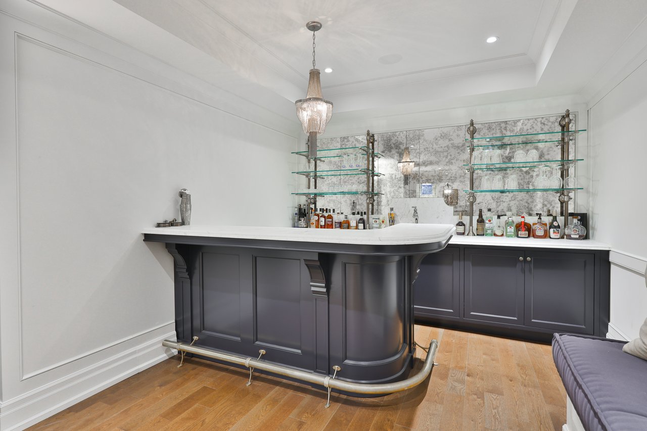 1497 Lakeshore Road W