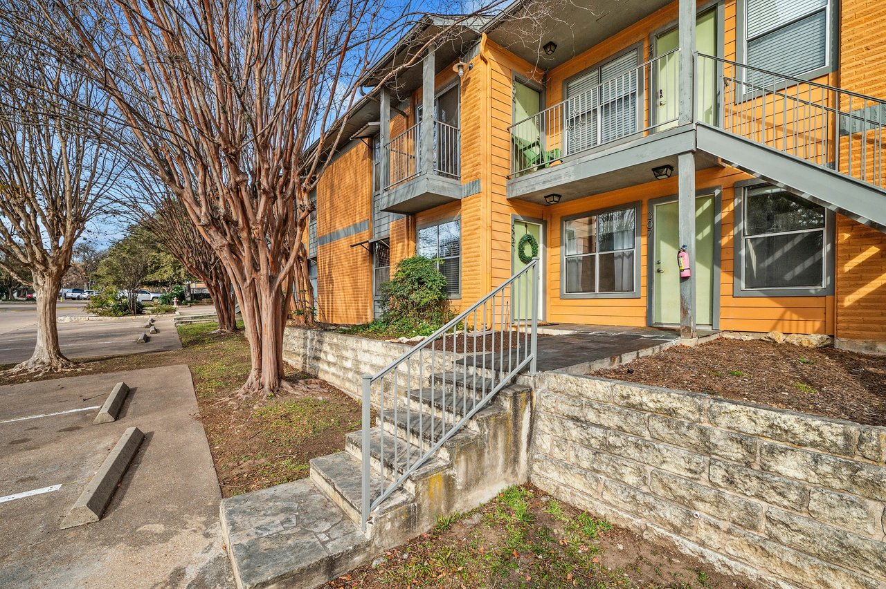 Stylish South Lamar Condo in Gated Ivy Condominiums – Prime Location with Top-Tier Amenities!