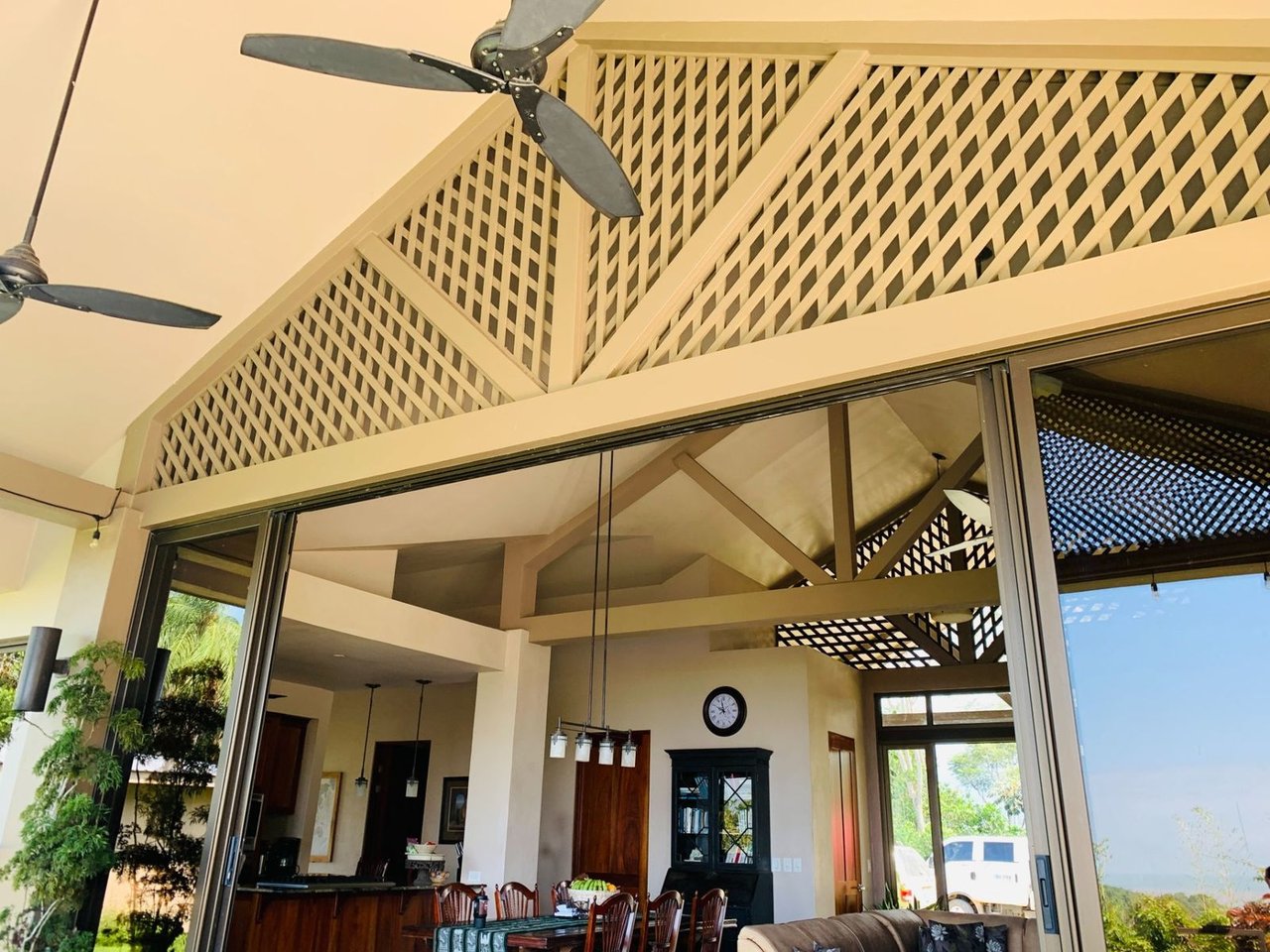 Ocean View Estate with Guest Cabins, Ojochal, Puntarenas