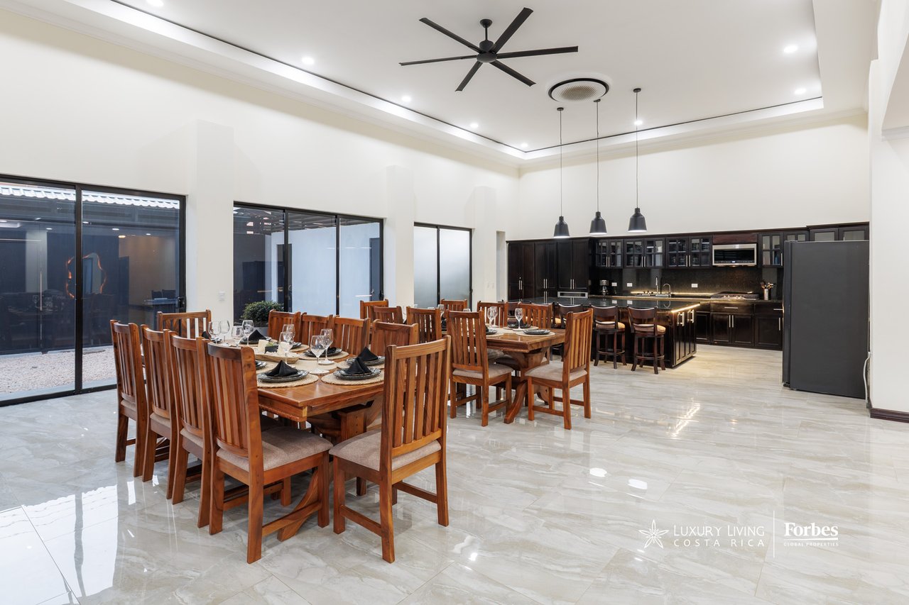 21472 - Fully Furnished Turnkey Luxury Beach Residence, 9 suites, 50 mts from Jaco Beach
