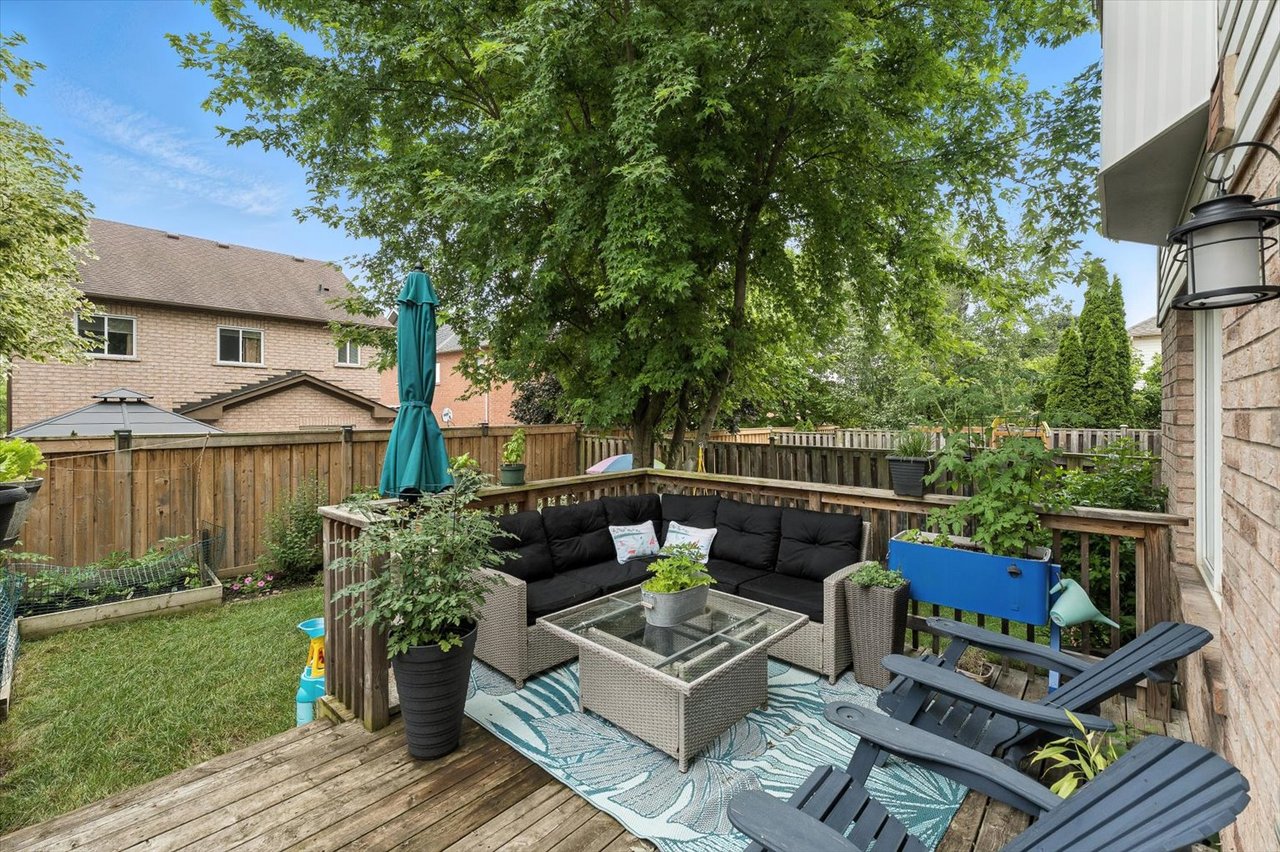 151 Mowat Cres