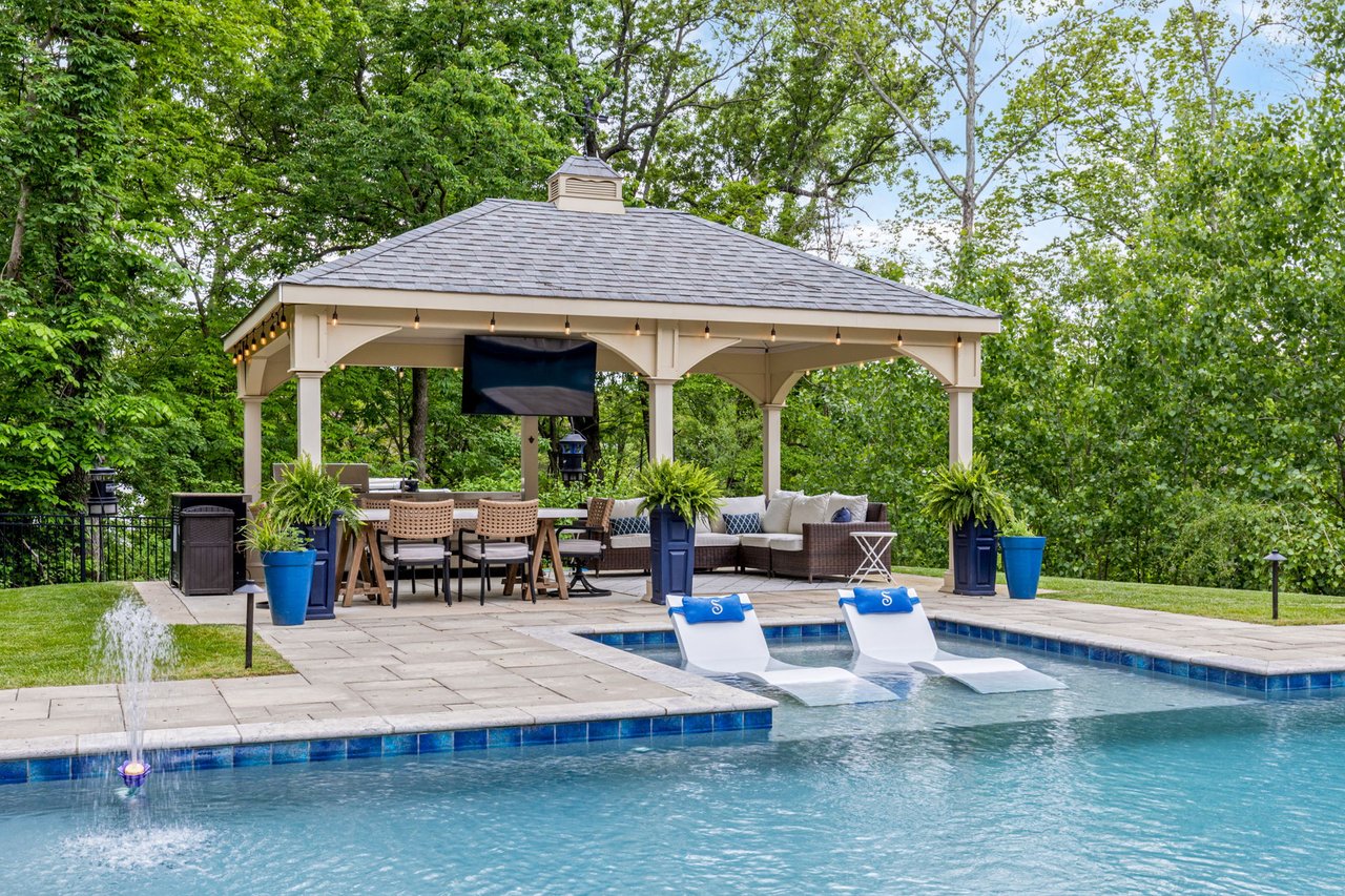 11 Lake Forest Court W