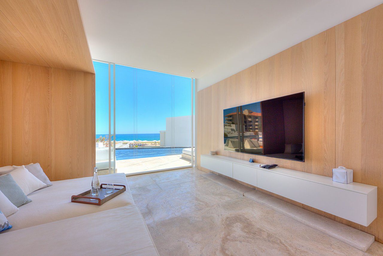 A High-End, High-Tech Home in Cabo