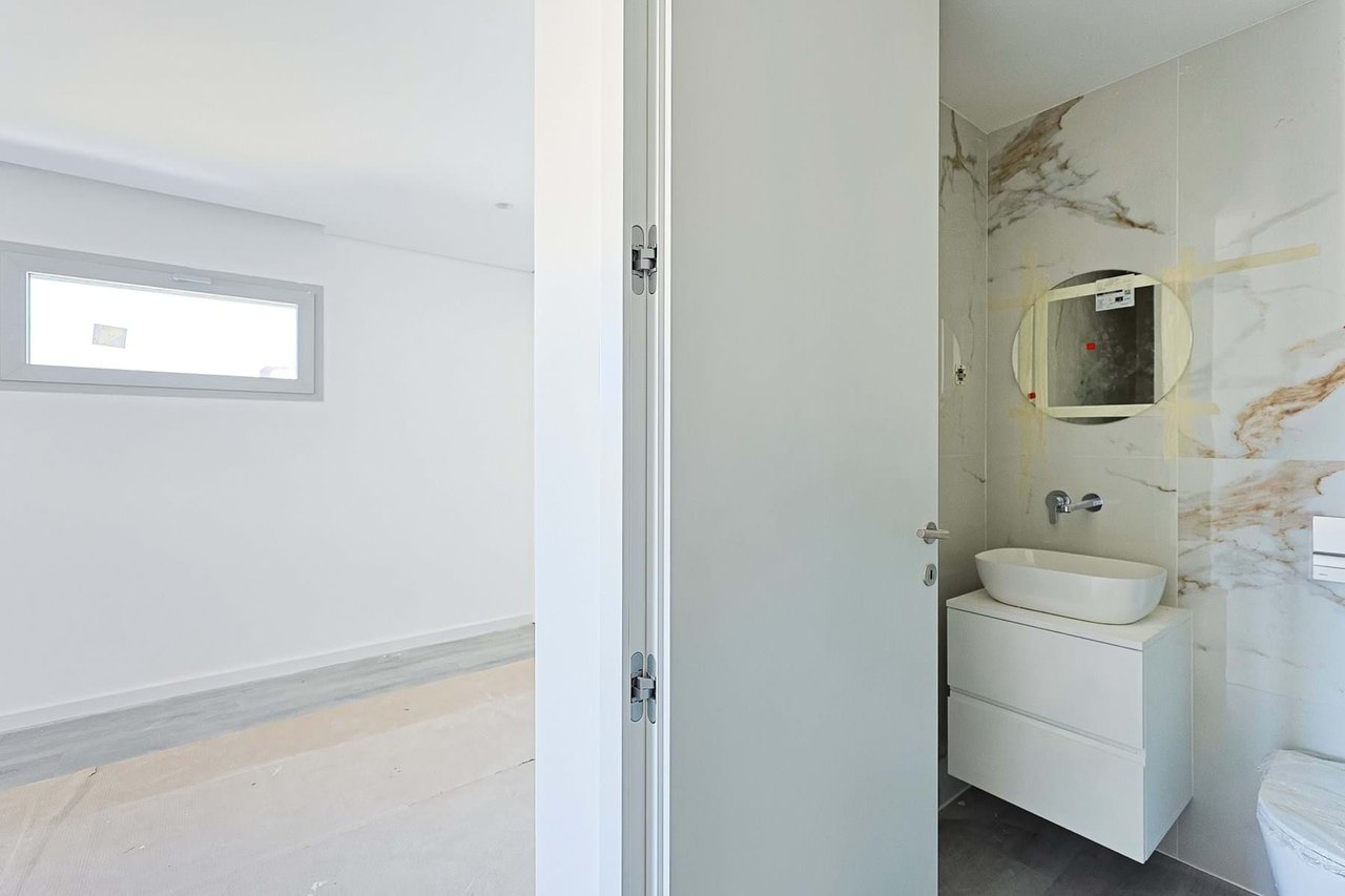 Modern 1-Bedroom Apartment in Camarate, Loures