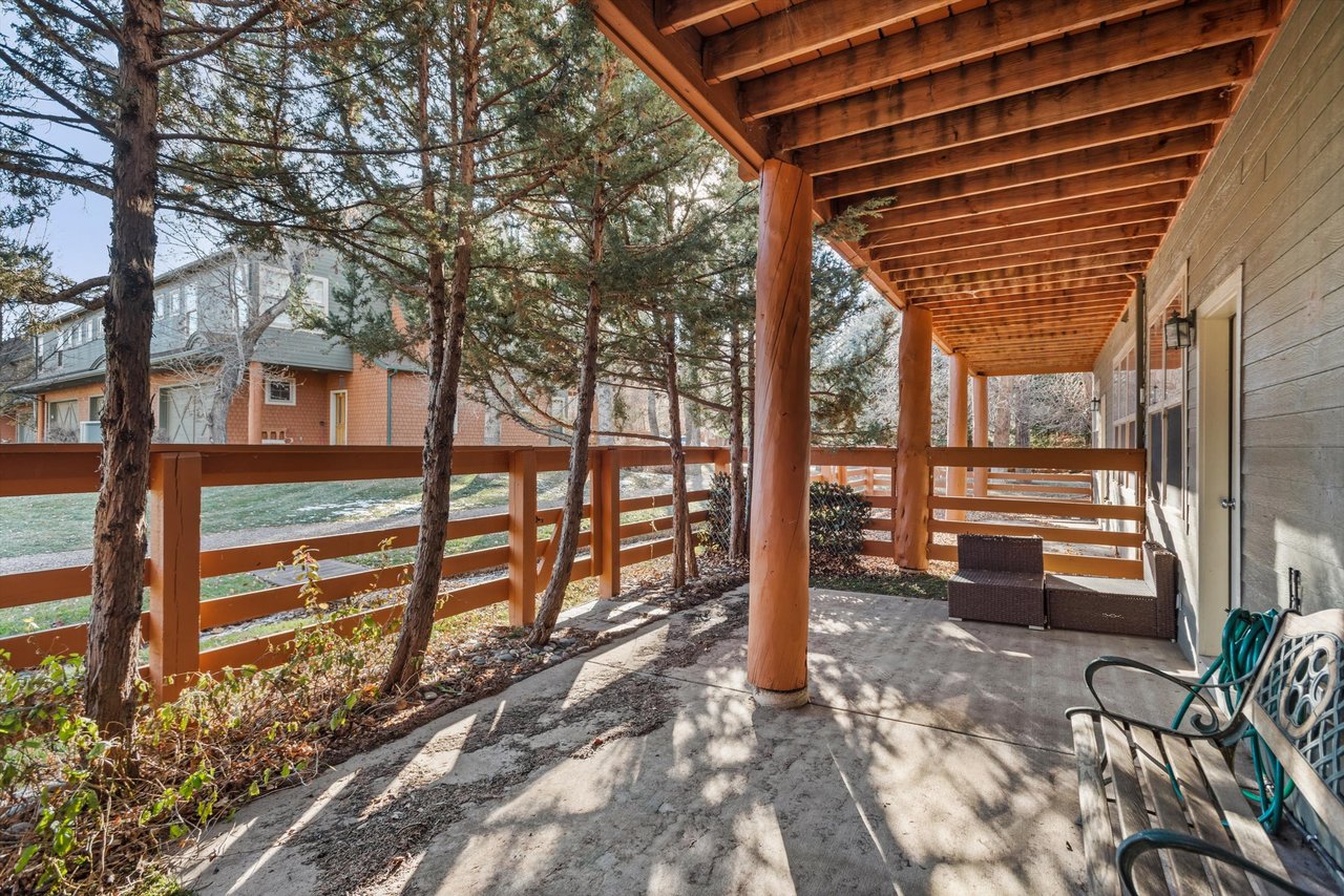 Bright and Stylish Townhome in the Heart of Willits