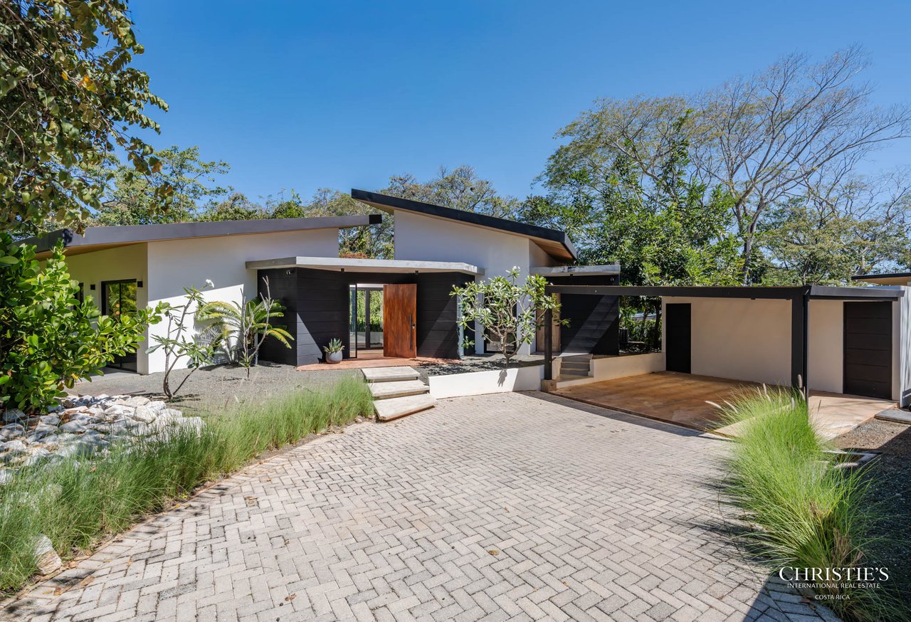 Casa Lola – Contemporary Beachside Oasis in Playa Grande