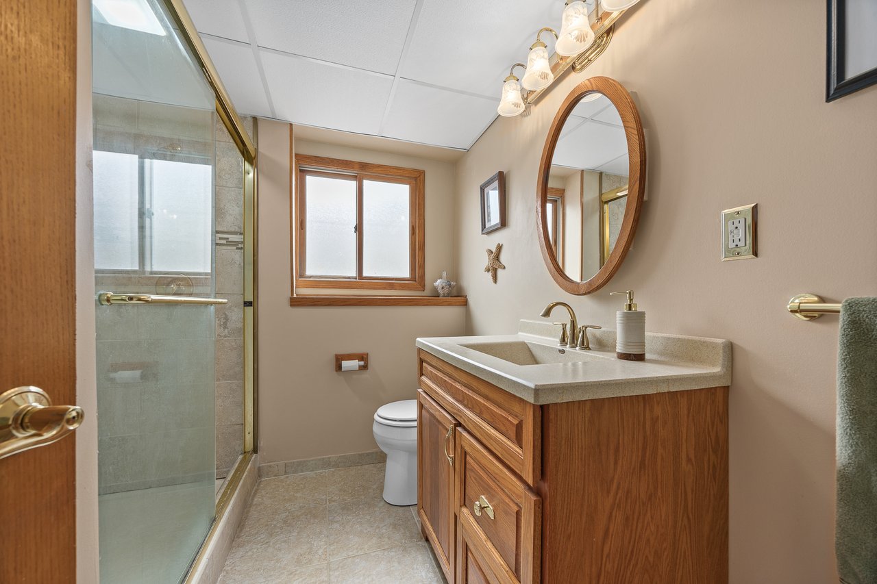 8000 Oakview Lane, Woodridge