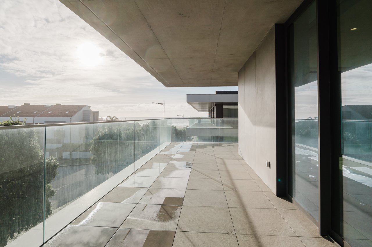 Luxurious 4-Bedroom Sea-View Apartment with Expansive Terrace and Parking in Vila Nova de Gaia