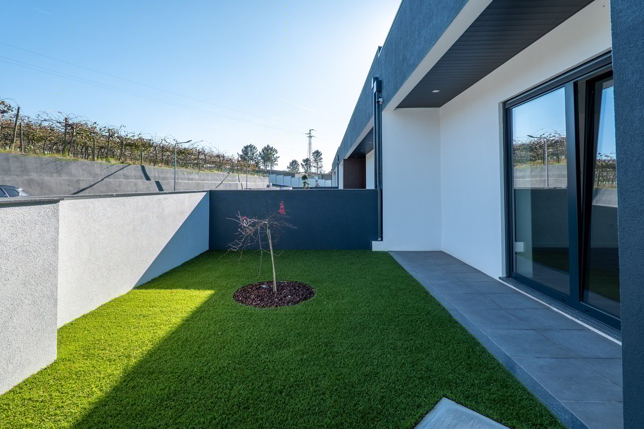  3-Bedroom Villa with Private Garage and Expansive Living Area