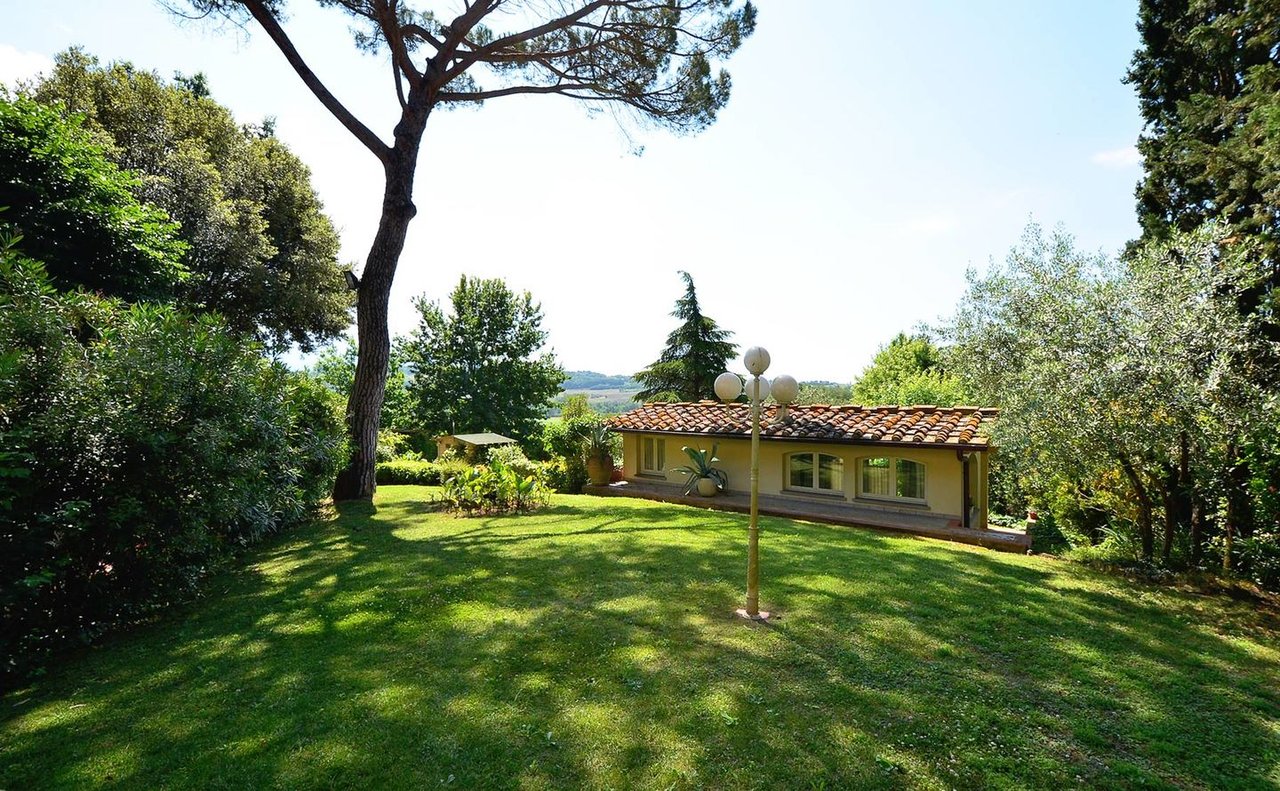 Gorgeous Florence Estate With Saltwater Pool