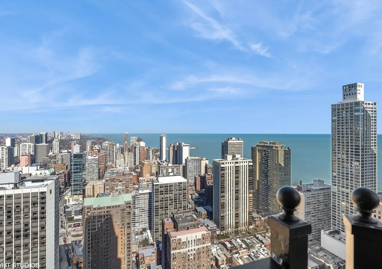 11 E Walton St APT 4202