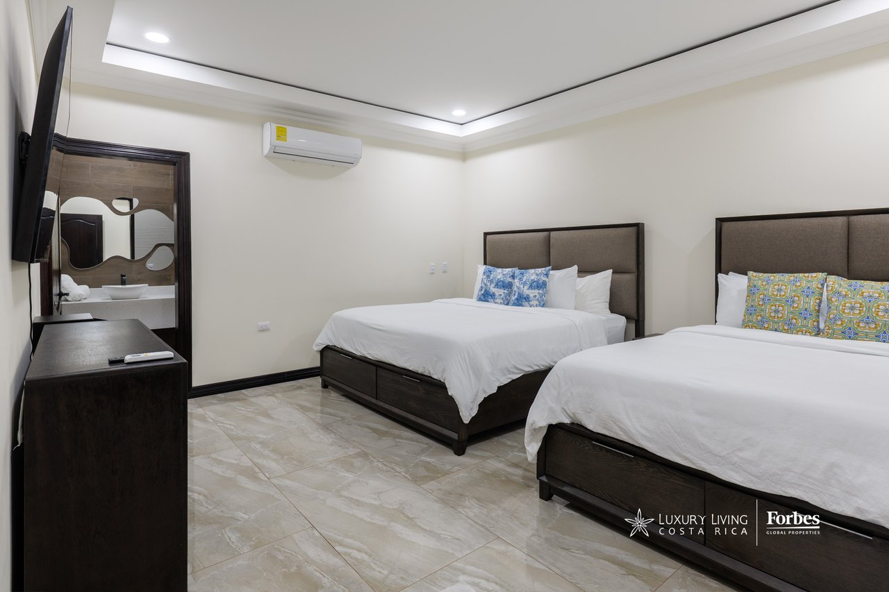21472 - Fully Furnished Turnkey Luxury Beach Residence, 9 suites, 50 mts from Jaco Beach
