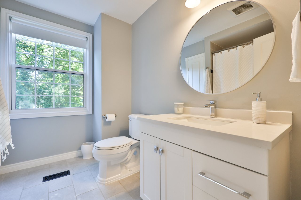 206 Rossmore Boulevard, Burlington