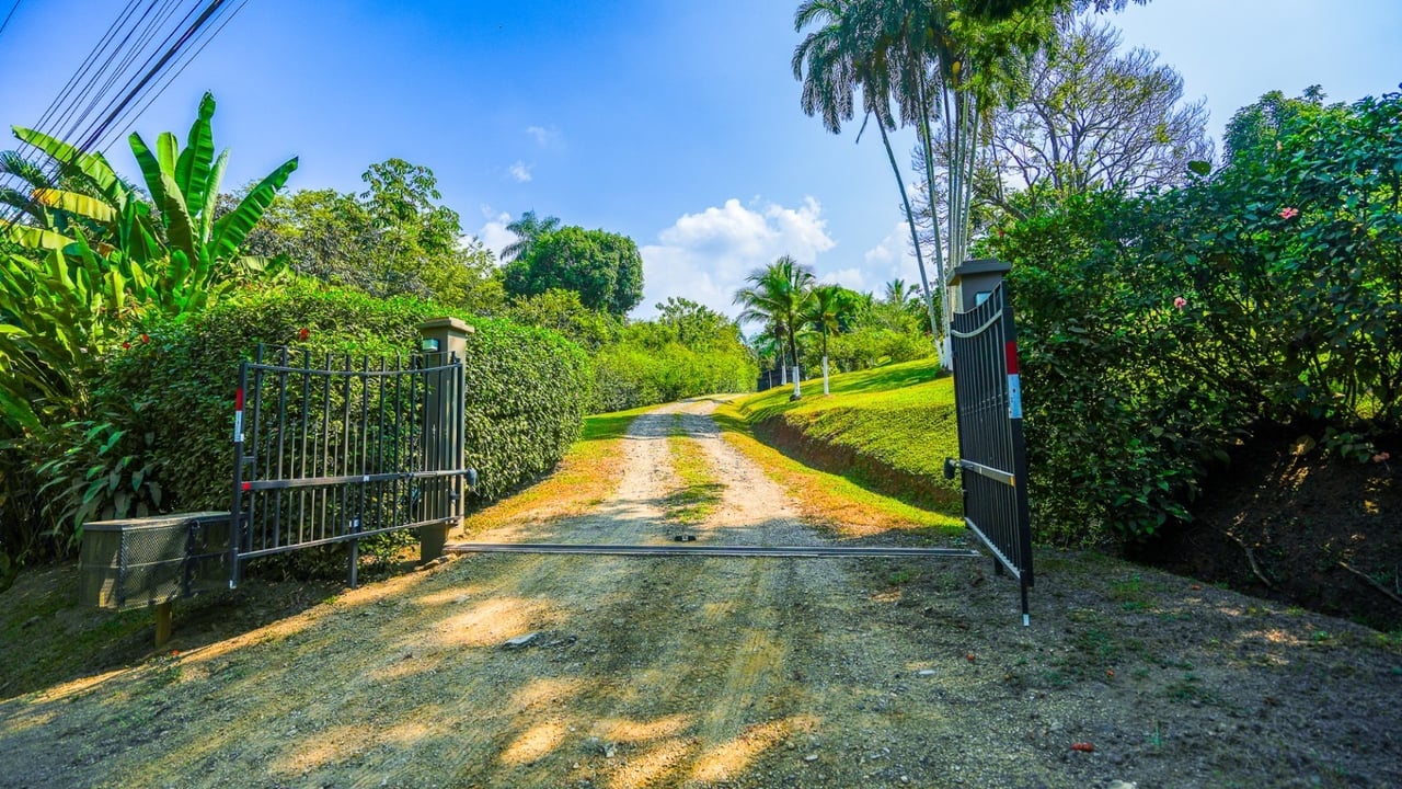 Stunning 2-Bedroom, 2-Bathroom Home with Pool on a Spacious Lot in Ojochal – Calle Papagayo