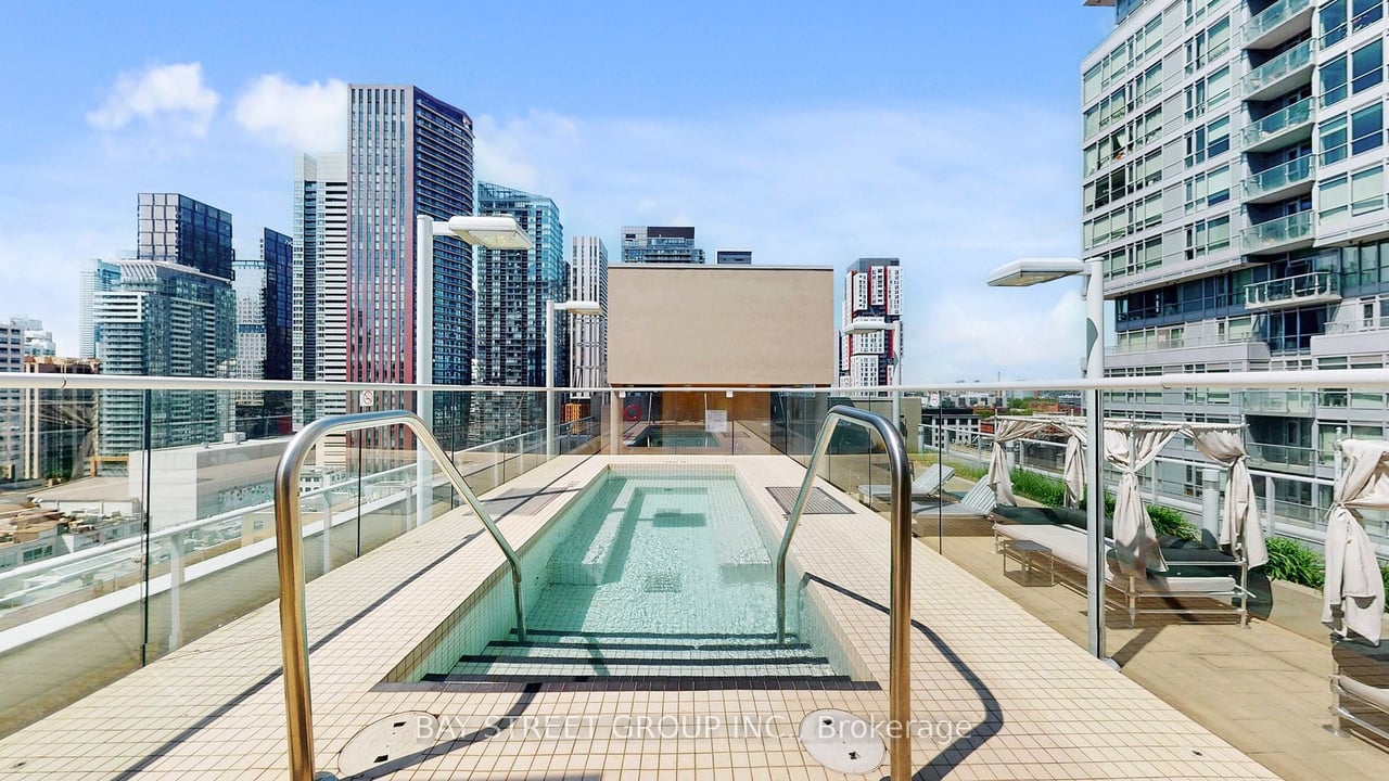 STUNNING SUNNY PENTHOUSE