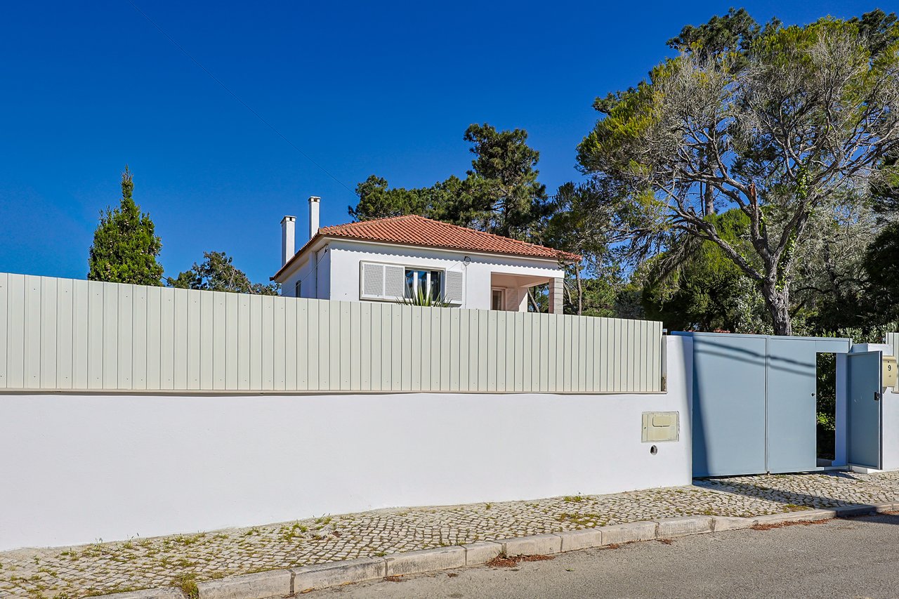 Spacious 5-Bedroom Villa with Expansive Garden Near Sintra in Colares