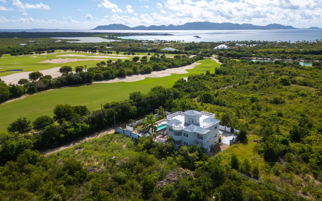 Resort Edge Villa / Les Sotto Voce