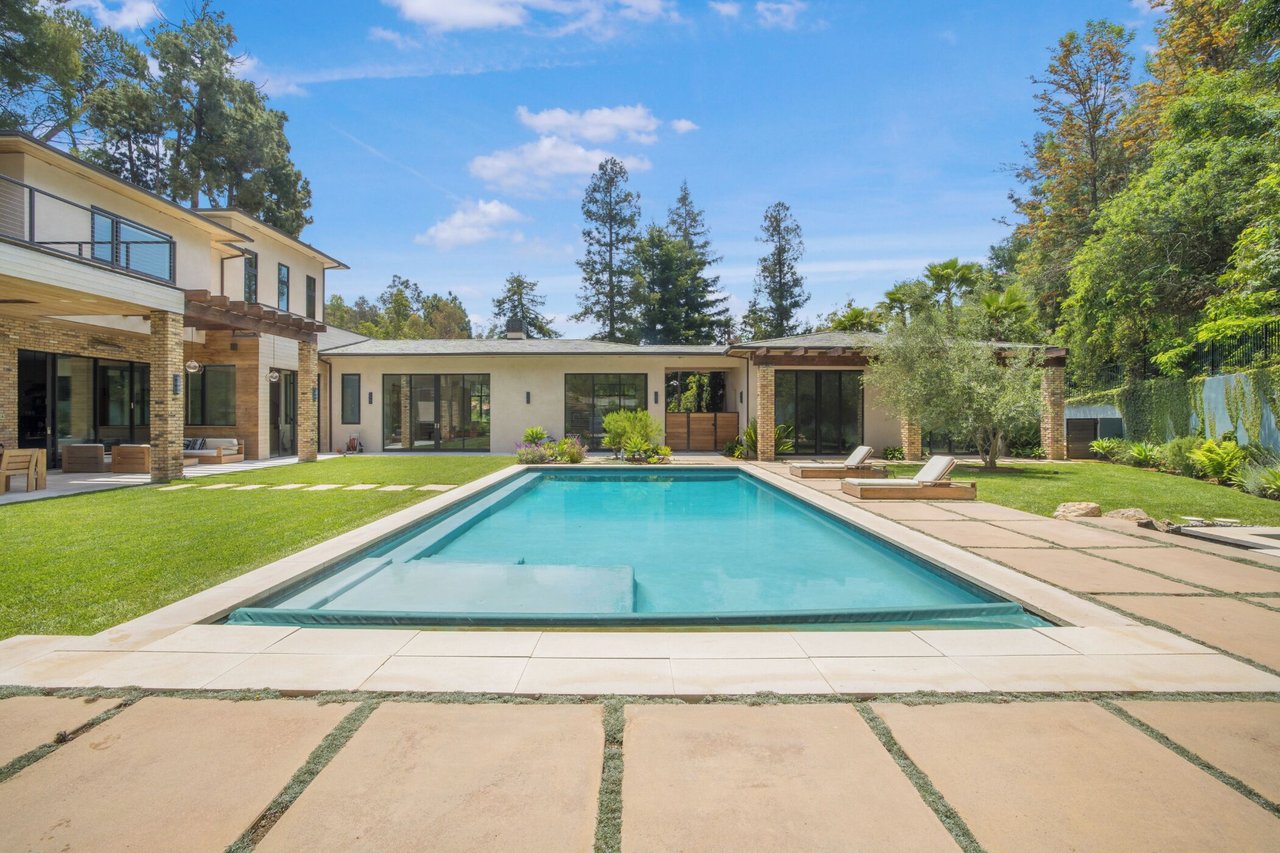 Bowmont Dr, 90210