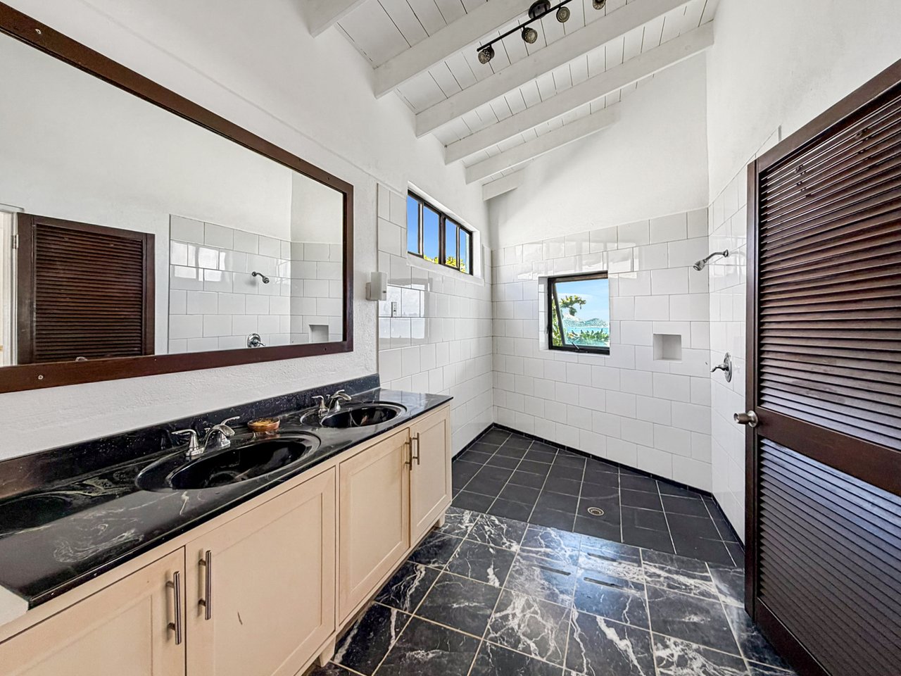 1110 Large Studio-Hodges Creek